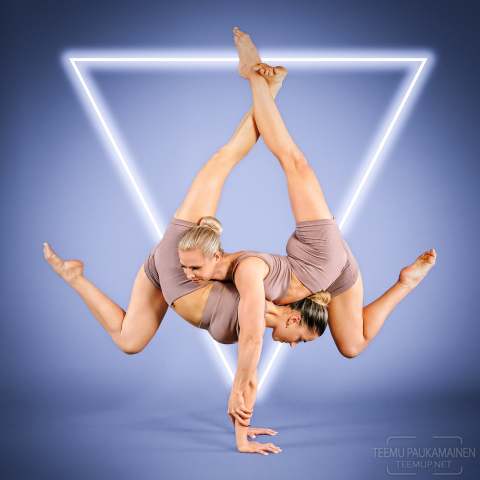 Amanda & Pinja - xOM535997-edit