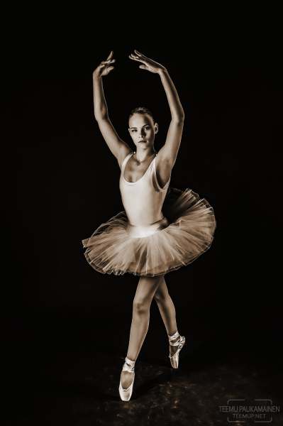 Emma - EM5A4761-sepia